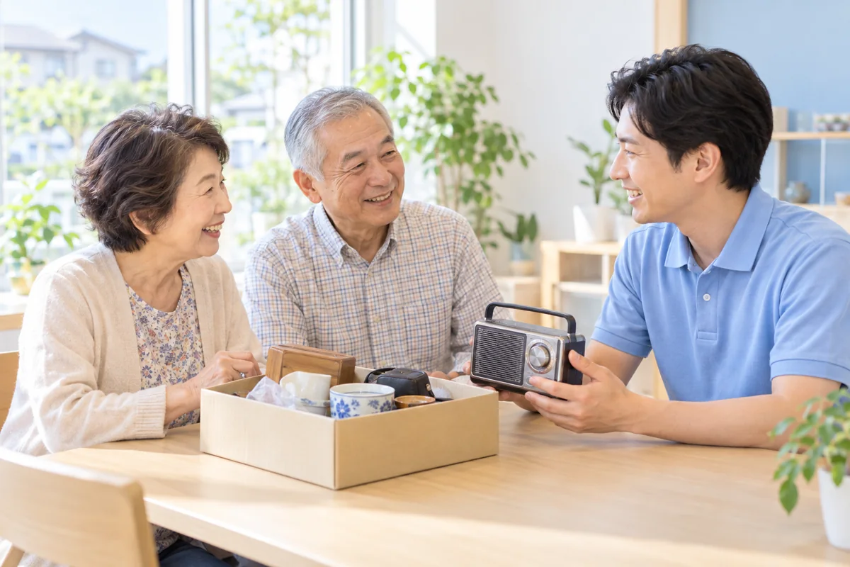 年配のお客様と、目線を合わせてお話しするスタッフのイメージ